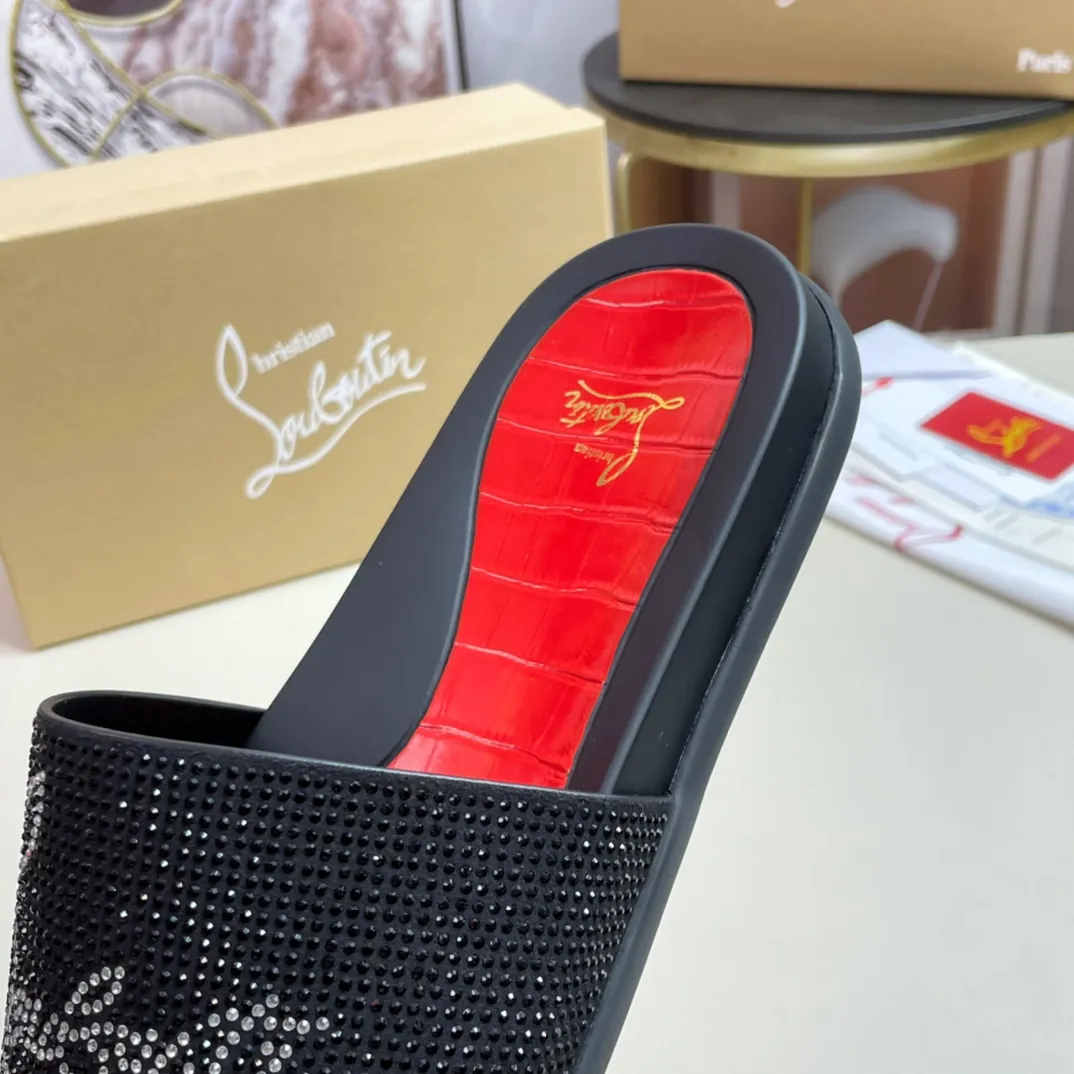 [CL red sole shoes] P: 340💰 size 38-45 Men’s classic slippers, made on the official website 1:1, the original factory specializes in original materials ➖ OEM 3D printed patterns, all hand-made with hot-drilled diamonds ➖ Ultra-light anti-slip outsole. Super fashionable and super comfortable, handsome on the feet, a must-have for men in summer! !
